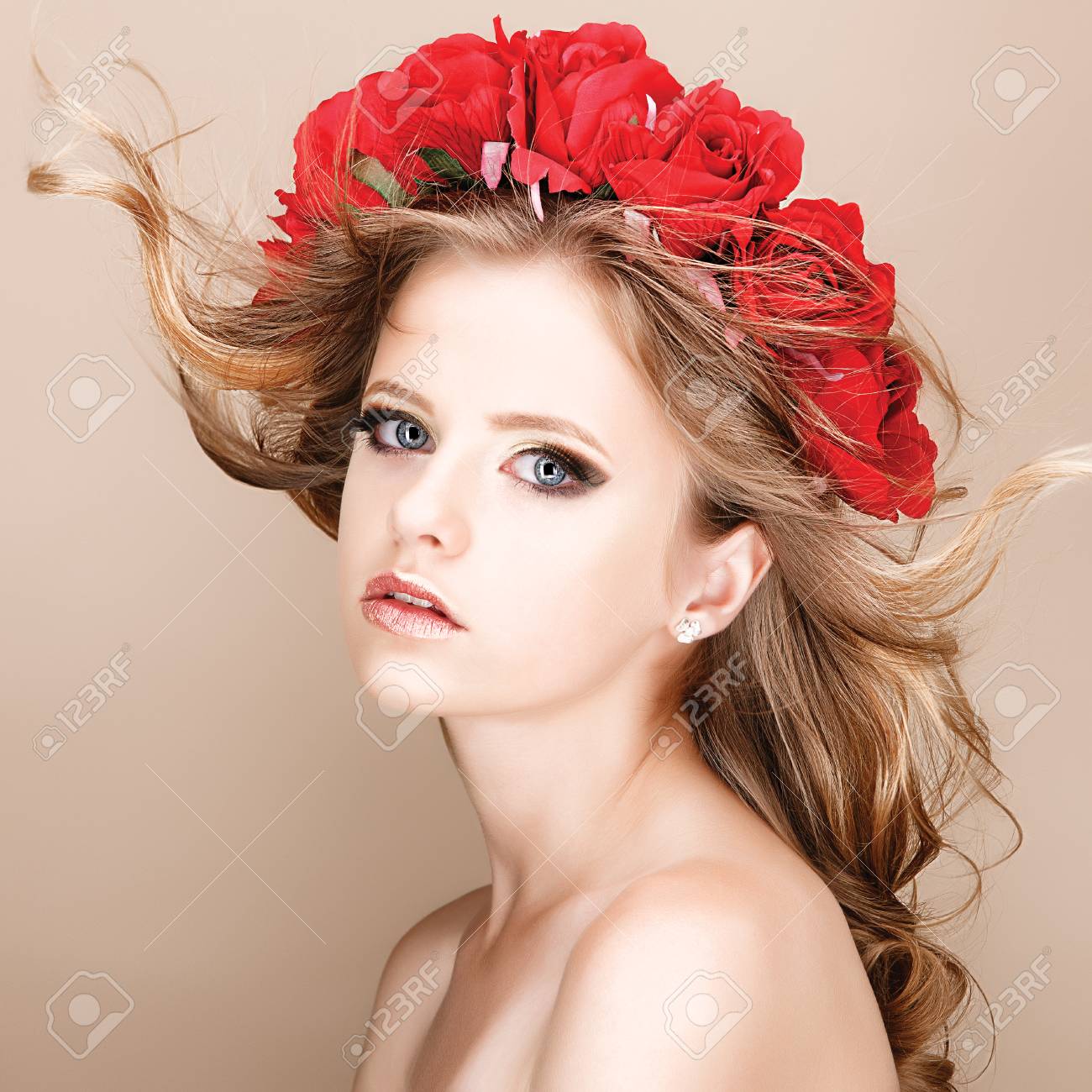 夏花の髪型と 10 代の少女のクローズ アップの肖像画 若い美しい白人女性のモデル プロのメイクアップとヘアスタイルのスタジオでポーズをとるします の写真素材 画像素材 Image