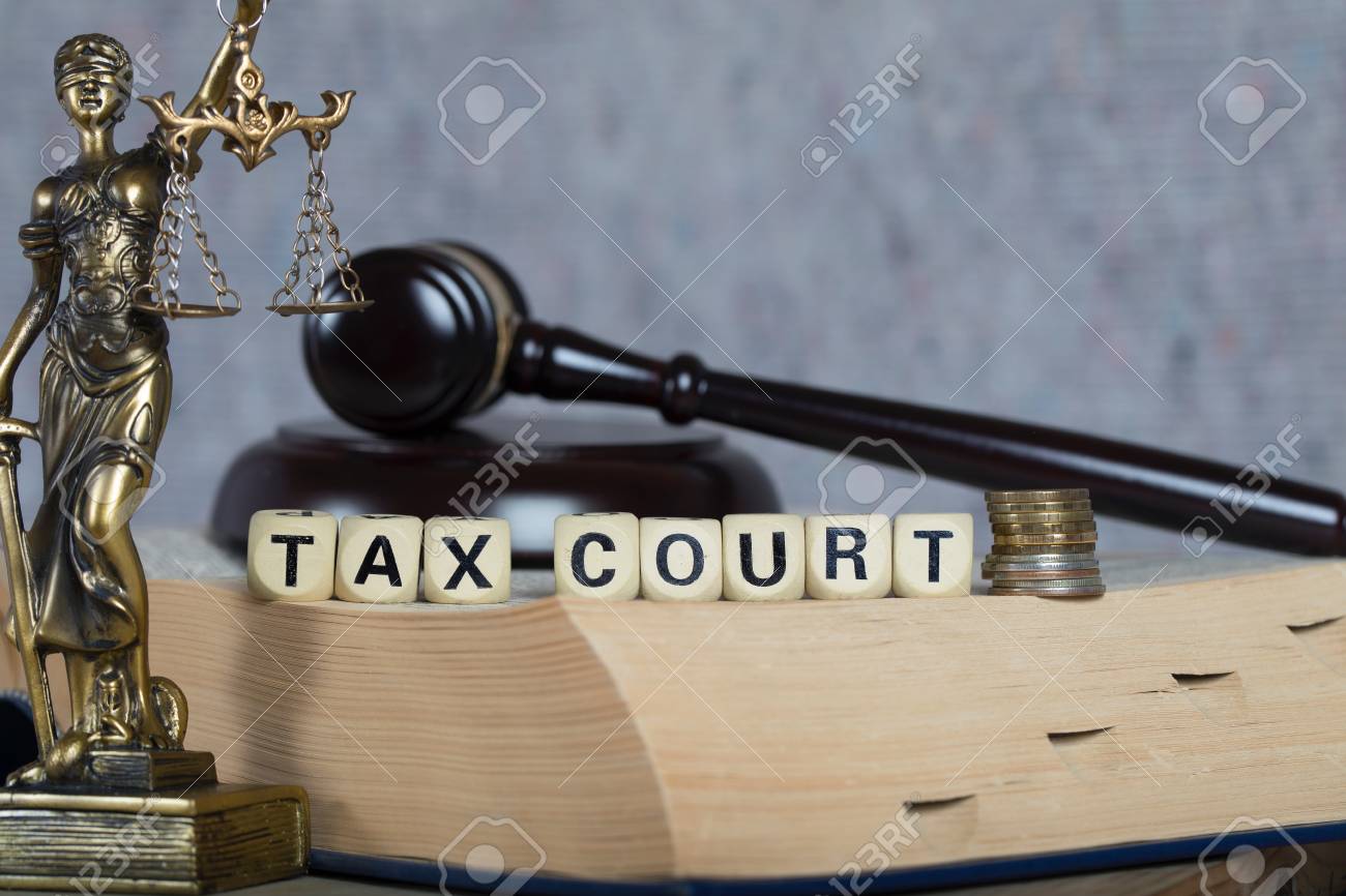 木の文字で構成された言葉タックスコート テシス像と裁判官のガヴェルを背景に の写真素材 画像素材 Image