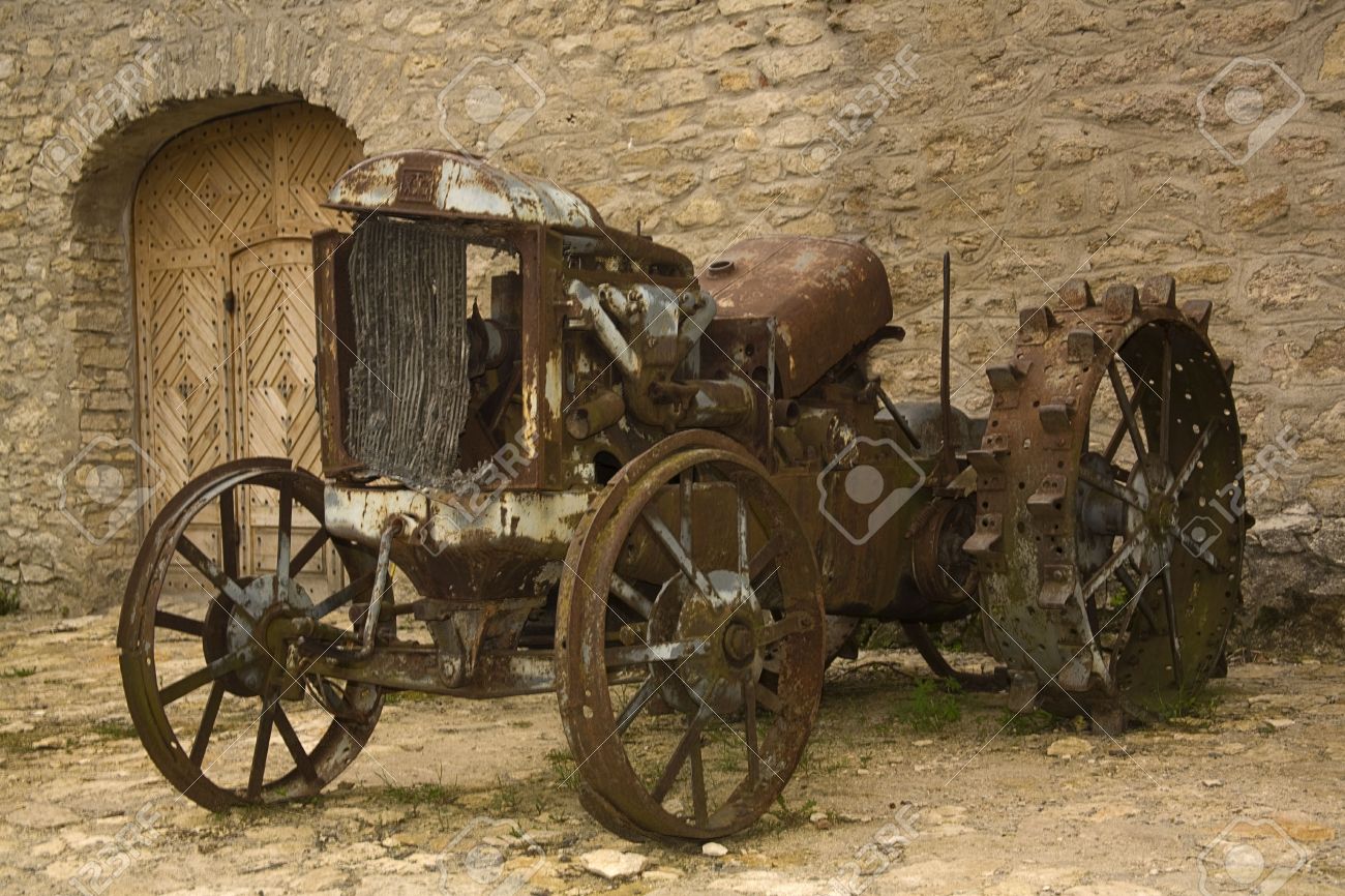 古い機械です Neglectedfarm のレトロな車輪式トラクター の写真素材 画像素材 Image