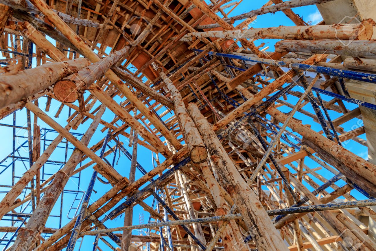 青空と建設現場の木製足場 の写真素材 画像素材 Image