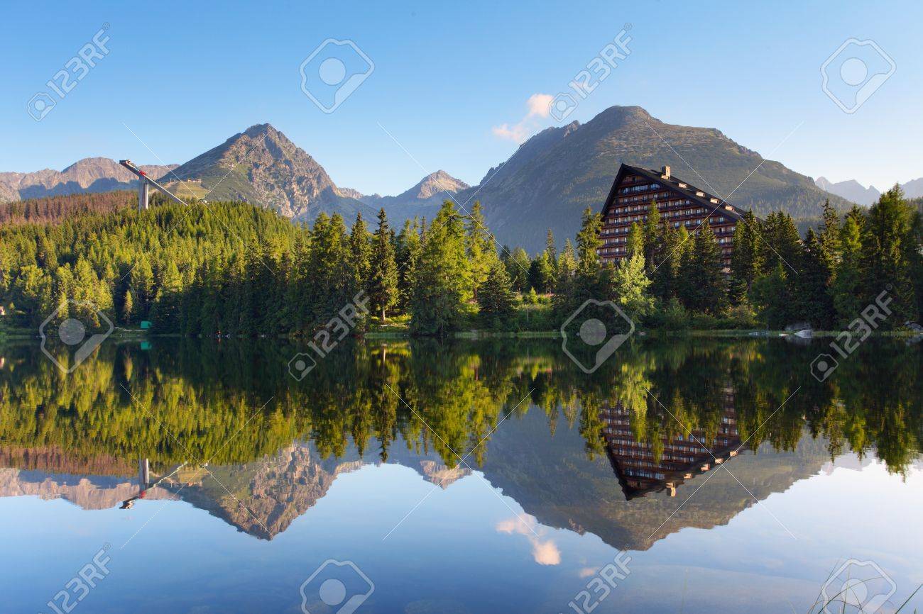 スロバキアのタトラ 山脈の山湖 の写真素材 画像素材 Image