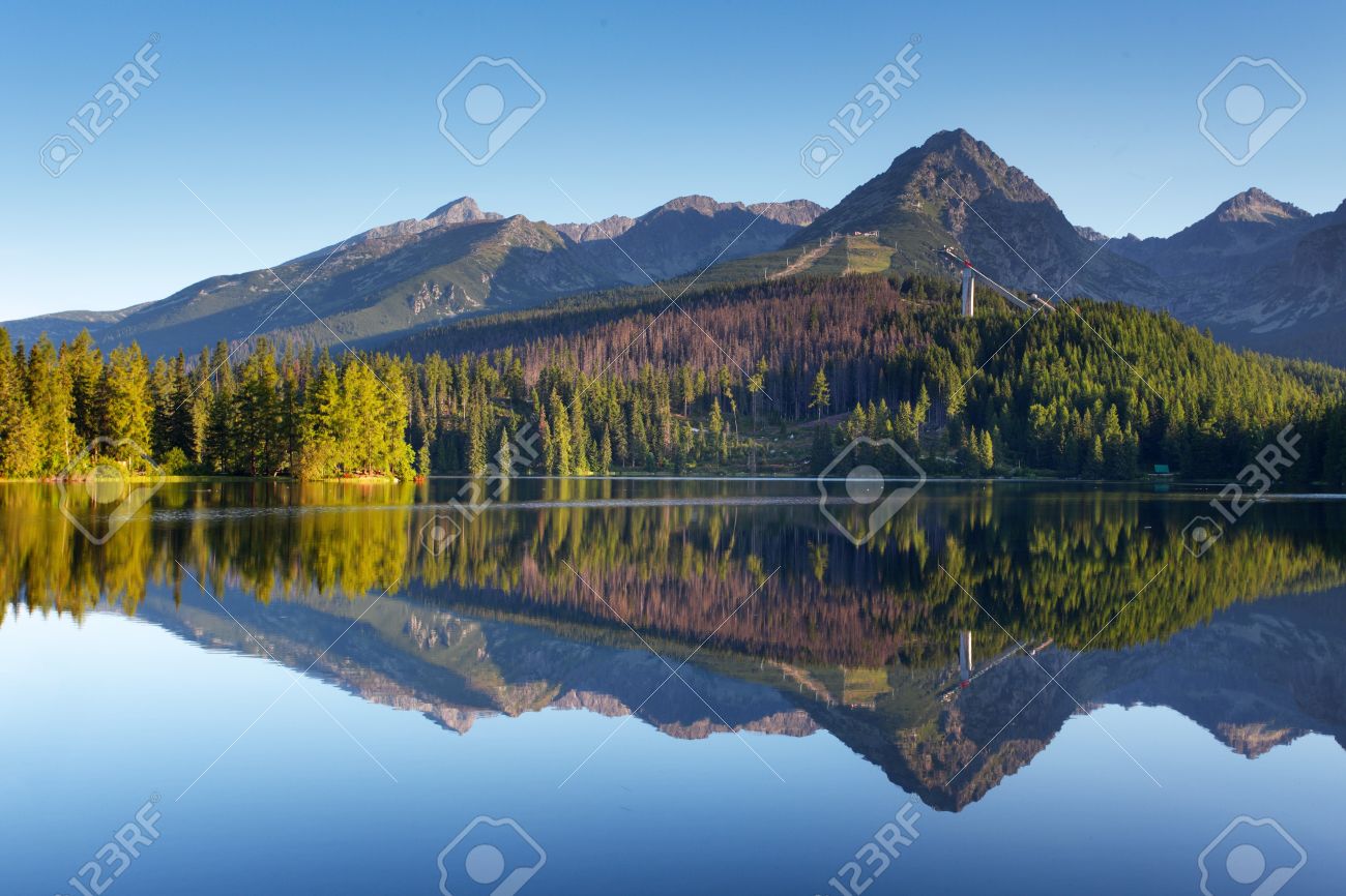 スロバキア タトラ山脈の美しい湖と自然の山のシーン の写真素材 画像素材 Image