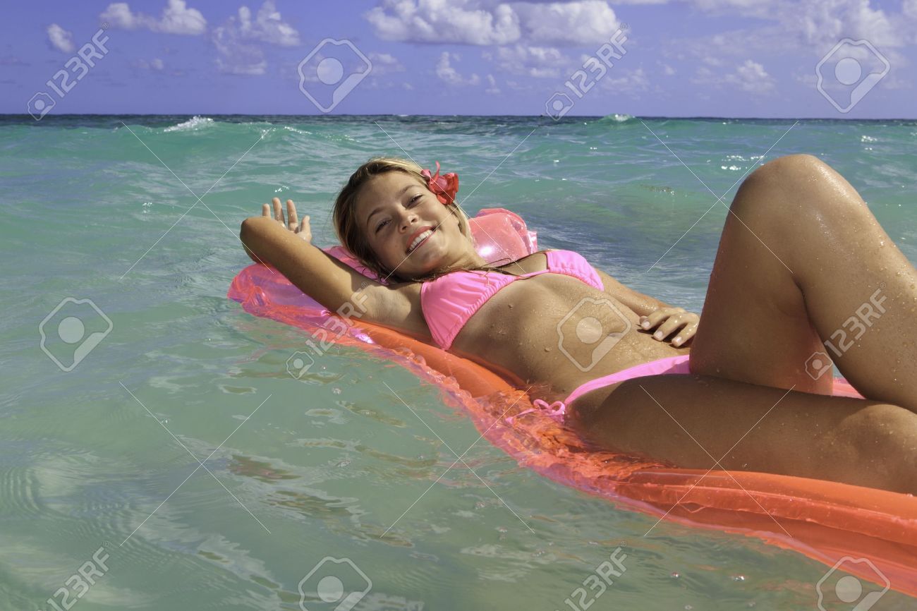 bikini beatch teens ピンクのビキニ浜の十代の少女の写真素材・画像素材 Image 7945155