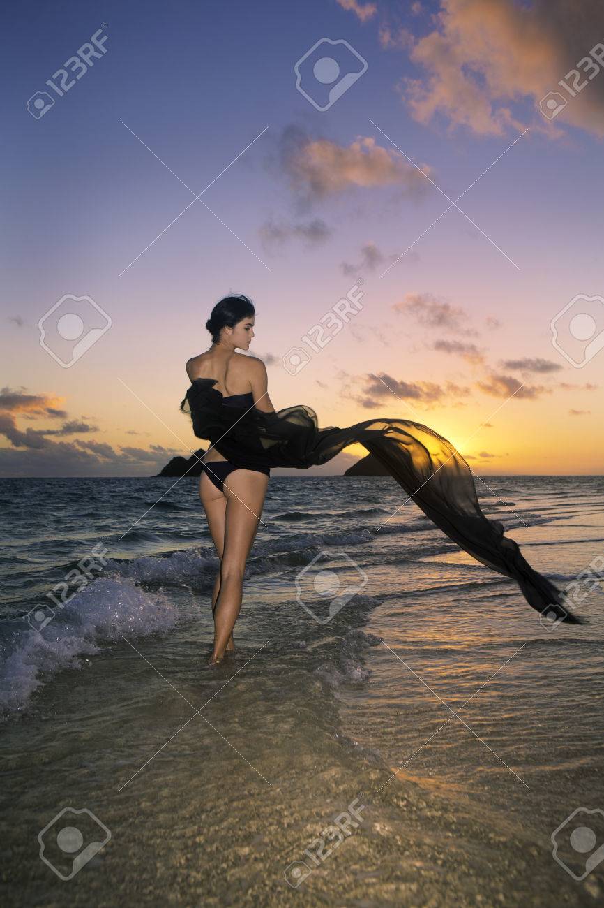 Schone Frau Im Bikini Am Strand Bei Sonnenaufgang Lizenzfreie