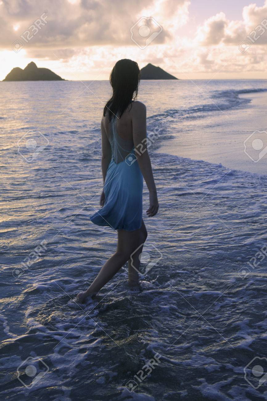 日の出でハワイの海でドレスの女の子 の写真素材 画像素材 Image