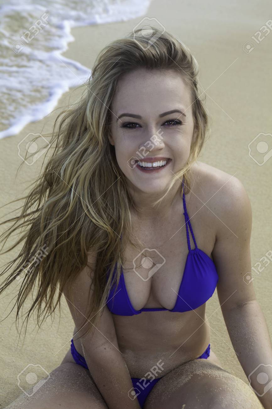 Portrait De La Belle Fille à La Plage