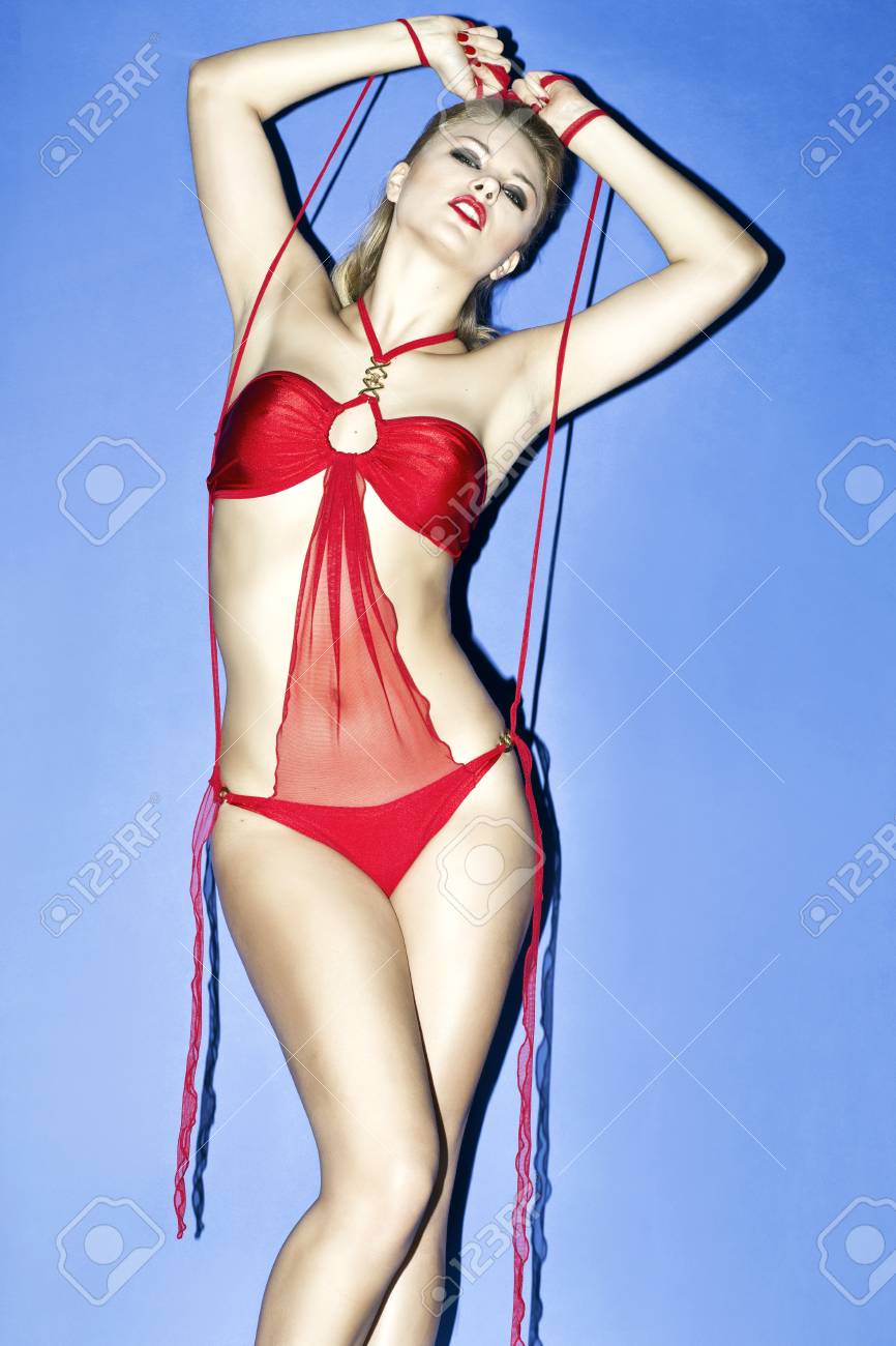 Hermosa Chica Traje De Baño, Rubia Fotos, Retratos, Imágenes Y Fotografía Archivo Libres De Derecho. Image 74685087.