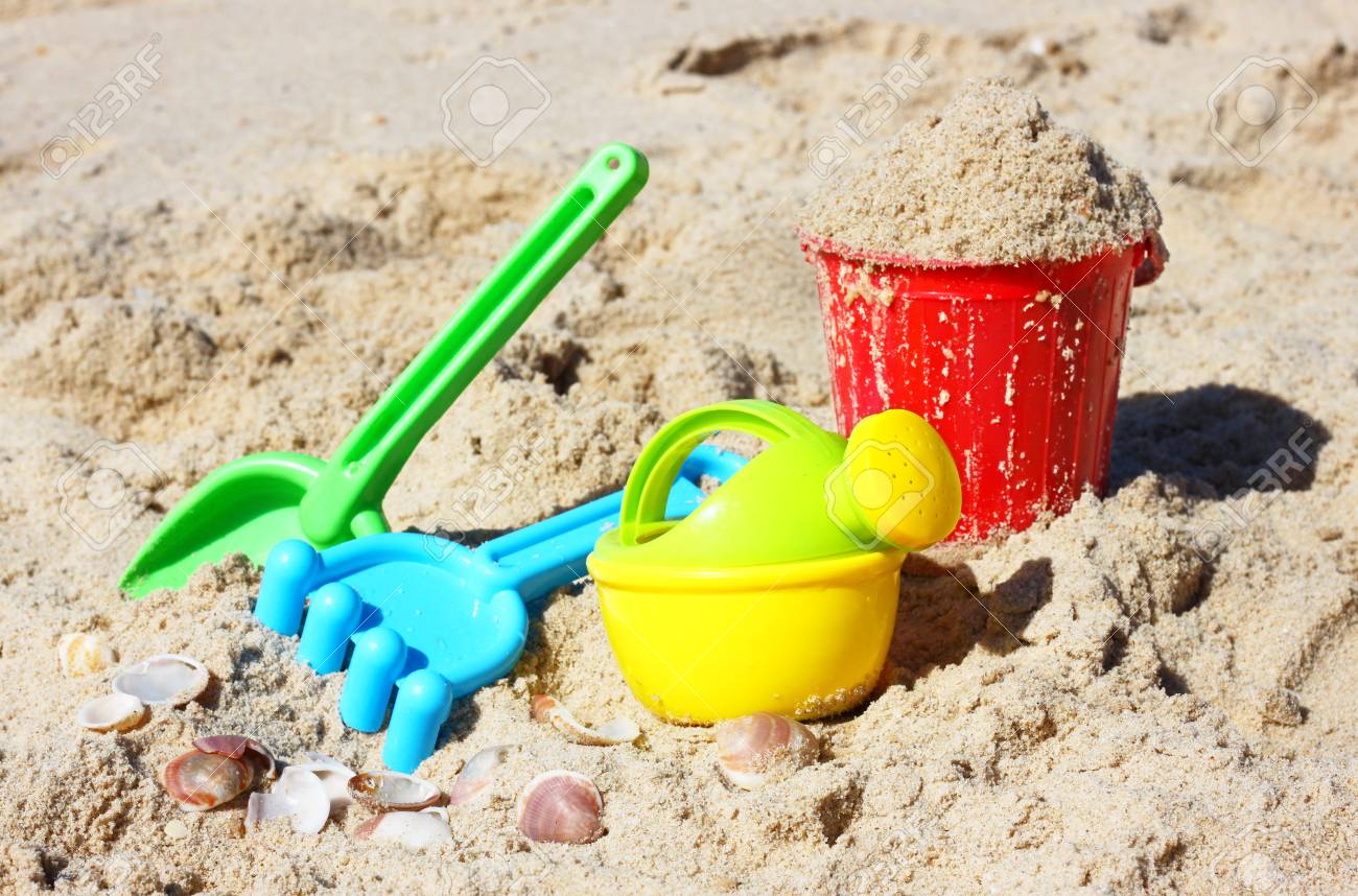 Jouets De Plage Pour Enfants - Seau, Pelle Et Pelle Sur Sable Sur Une  Journée Ensoleillée Banque D'Images et Photos Libres De Droits. Image  22667685