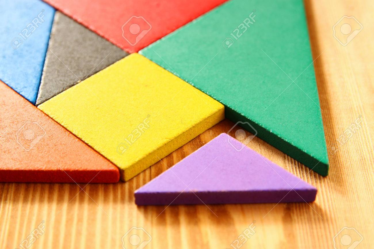 Eine Fehlende Stück In Einem Quadrat Tangram Puzzle, über Holztisch ... Eine Fehlende Stück In Einem Quadrat Tangram Puzzle, über Holztisch ...