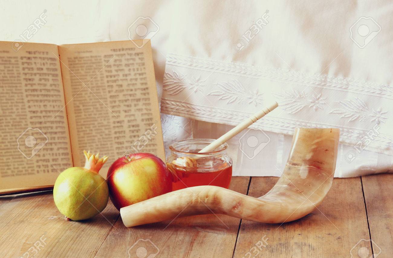 Happy Rosh Hashanah Backdrop 10x6.5ft Jewish Holiday Yellow Photography Background Honey Apple Shofar Prayer Shawl Wooden Table Celebrate Judaism New Year Photo Prop Studio Decor Wallpaper