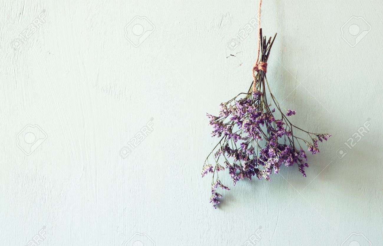 木製の背景に対してロープにぶら下がっているドライフラワーの花束 の写真素材 画像素材 Image