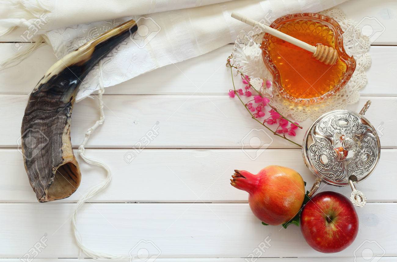Happy Rosh Hashanah Backdrop 10x6.5ft Jewish Holiday Yellow Photography Background Honey Apple Shofar Prayer Shawl Wooden Table Celebrate Judaism New Year Photo Prop Studio Decor Wallpaper