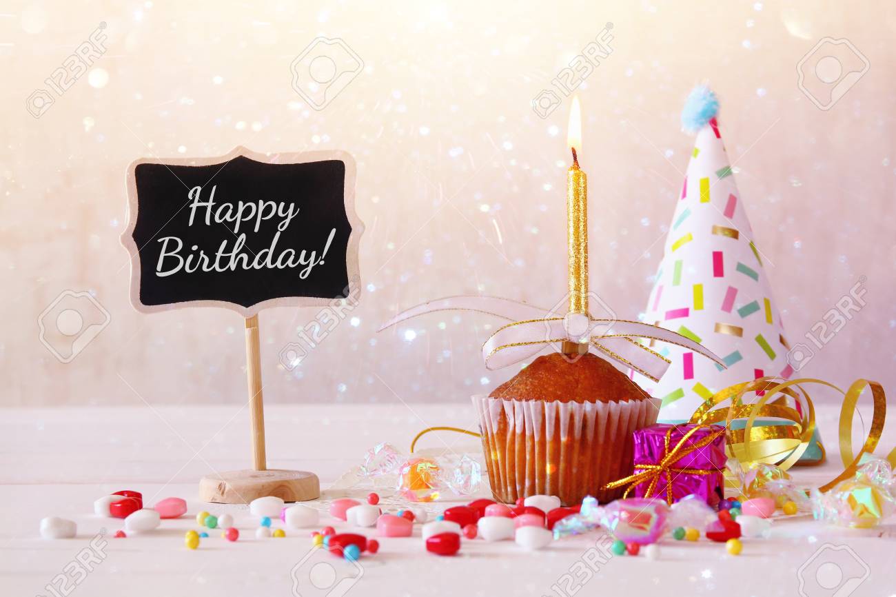 Concept D Anniversaire Avec Cupcake Et Bougie A Cote Du Petit Tableau Sur La Table En Bois Superposition De Paillettes Banque D Images Et Photos Libres De Droits Image Concept D Anniversaire Avec Cupcake Et Bougie A Cote Du Petit Tableau Sur La Table En Bois Superposition De Paillettes Banque D Images Et Photos Libres De Droits Image