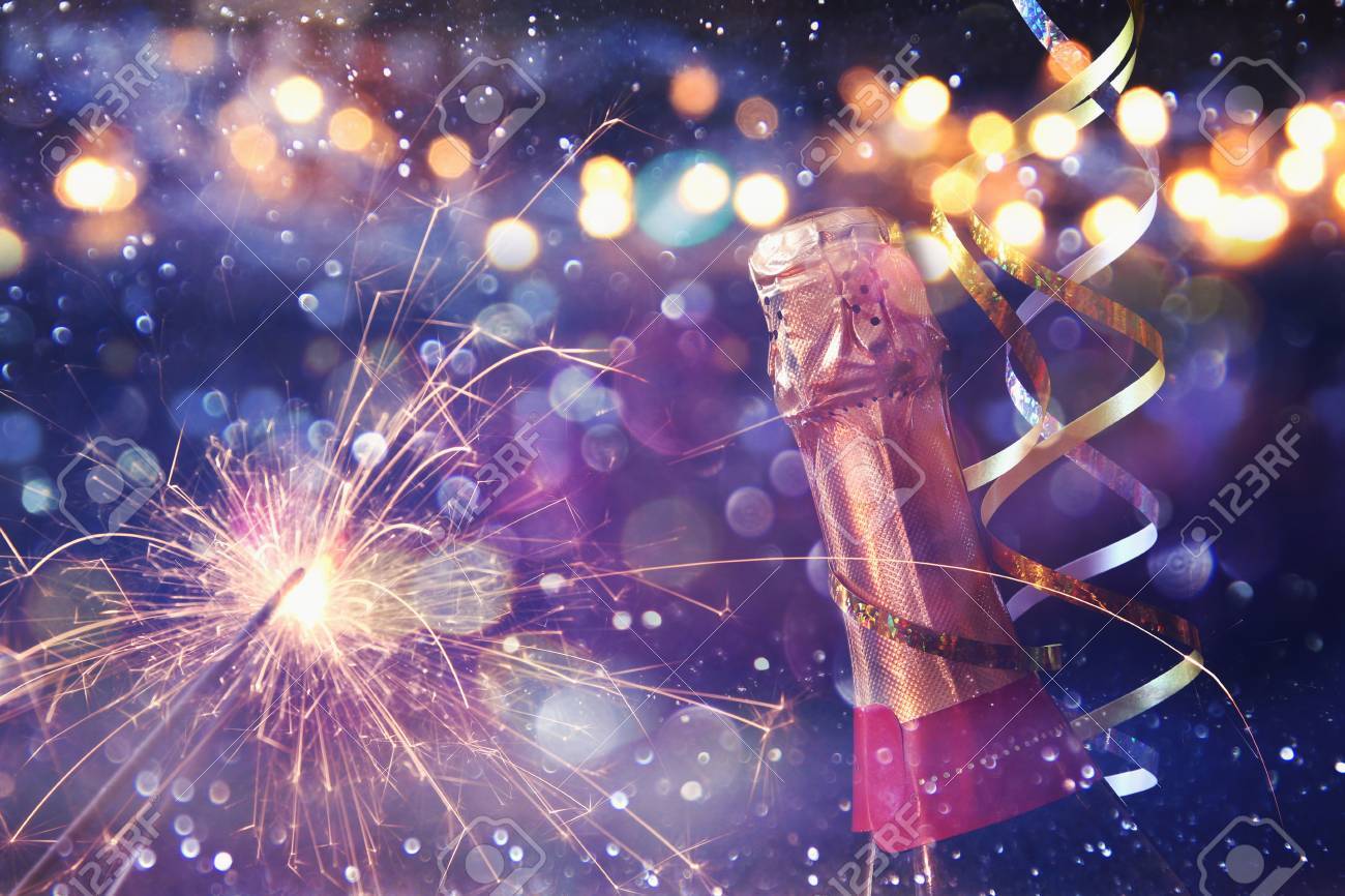 Résumé Image De Bouteille De Champagne Et Lumières De Fête. Nouvel An Et Le  Concept De Célébration Banque D'images Et Photos Libres De Droits. Image  62413125.