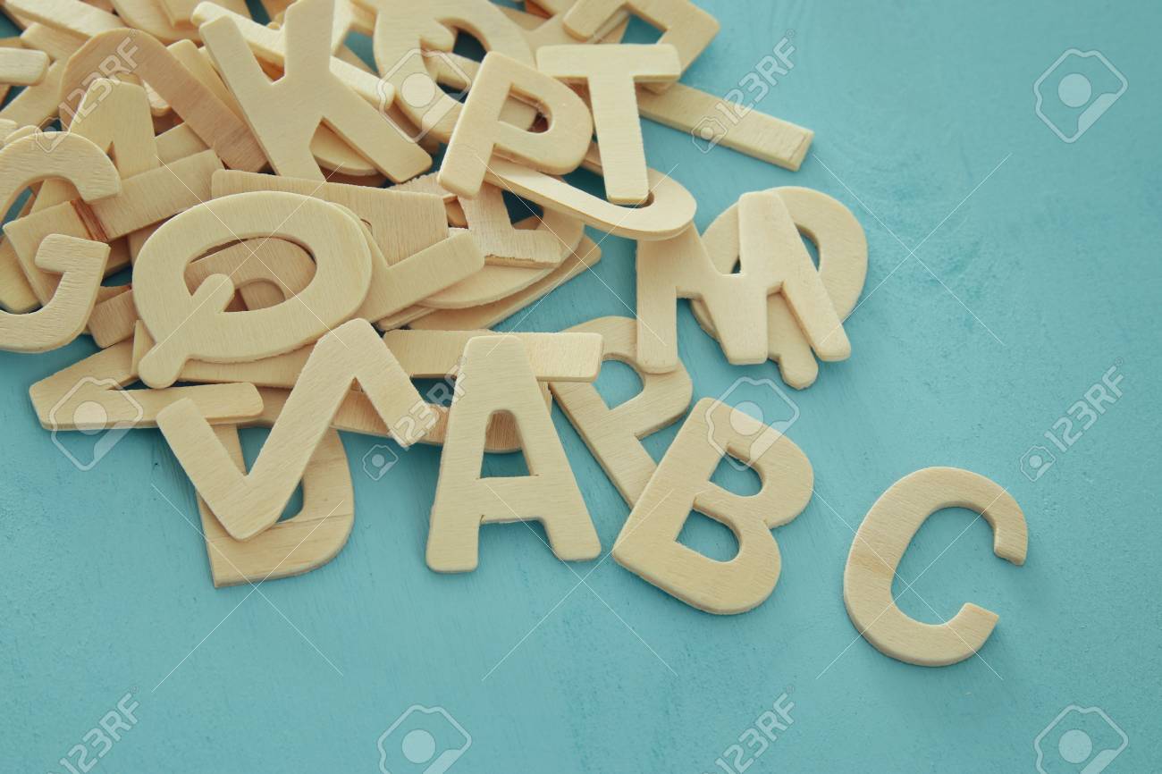 木製の青い背景に英語のアルファベットの木製文字の設定します の写真素材 画像素材 Image 木製の青い背景に英語のアルファベットの木製文字の設定します の写真素材 画像素材 Image