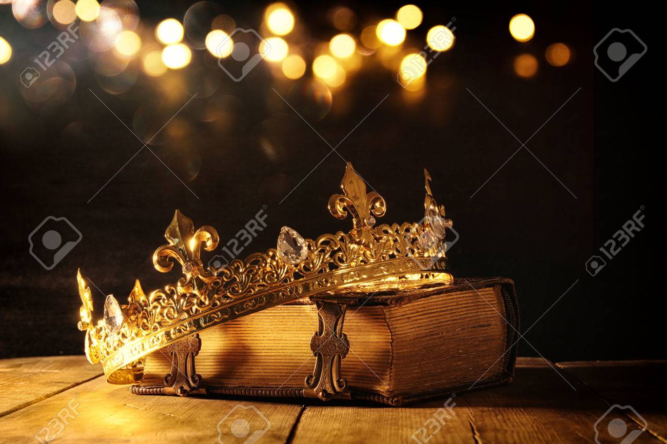 Image Basse Cle De La Belle Couronne Reine Roi Sur Le Livre Ancien Cru Filtre Epoque Medievale Fantastique Banque D Images Et Photos Libres De Droits Image