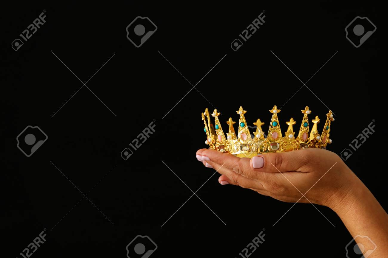 Die Hand Der Frau Die Eine Krone Fur Showsieg Halt Oder Erster Platz Uber Schwarzem Hintergrund Gewinnt Lizenzfreie Fotos Bilder Und Stock Fotografie Image 92532324