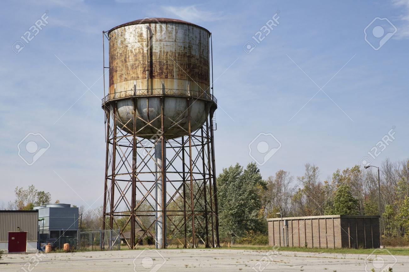 ウエスタン ニューヨーク州の放棄された政府医療施設の給水塔を錆つく
