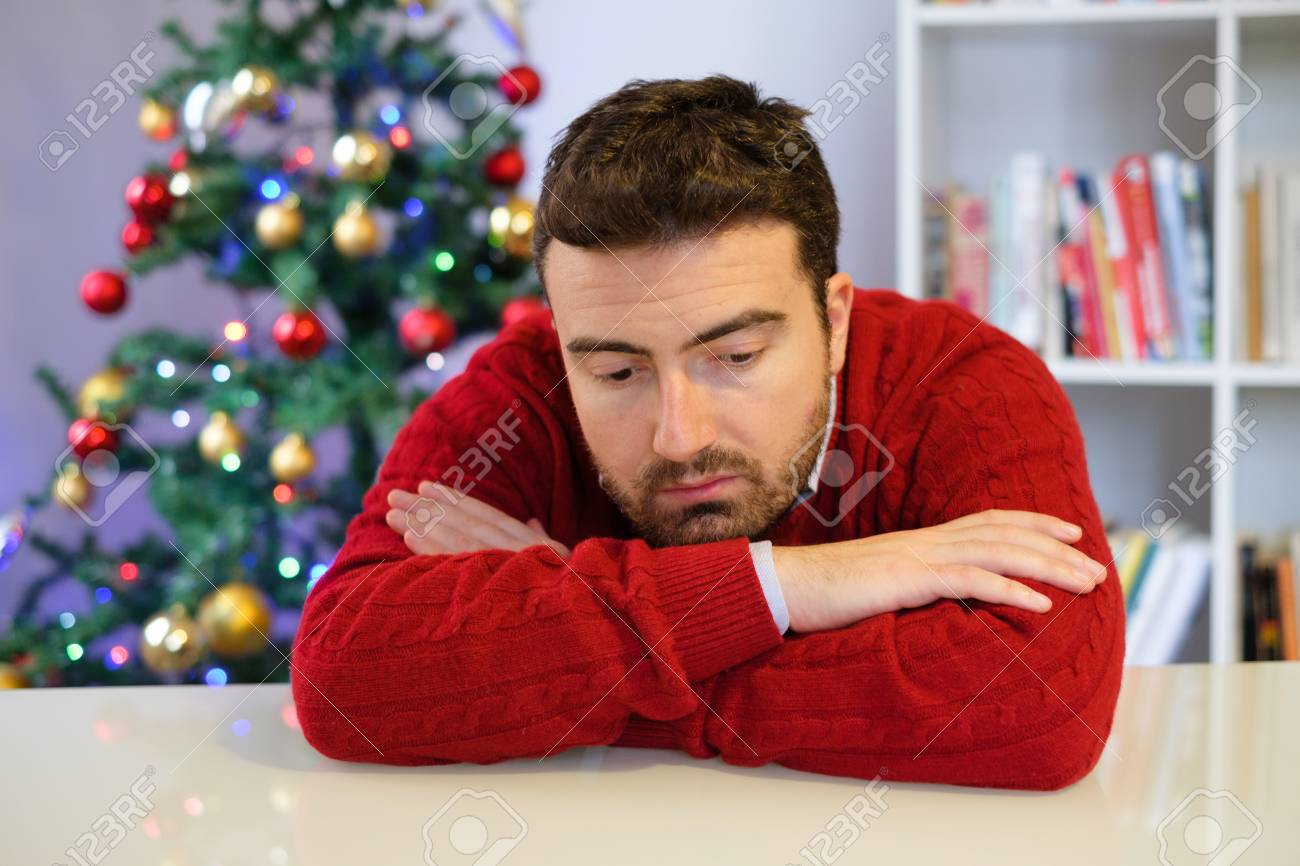 悲しい男否定的な感情を感じて クリスマス期間中に一人で の写真素材 画像素材 Image