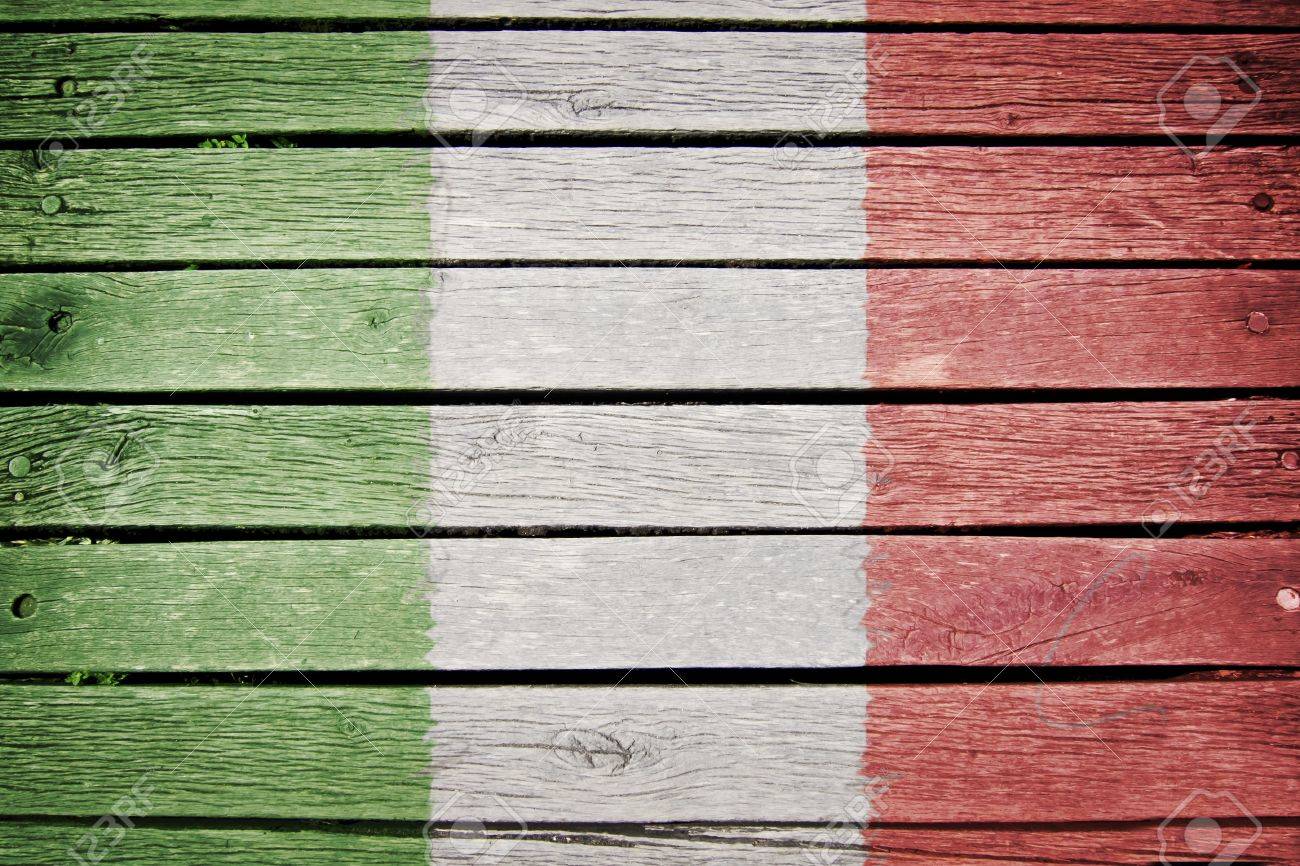 古い木の板の背景に描かれたイタリアの国旗 の写真素材 画像素材 Image