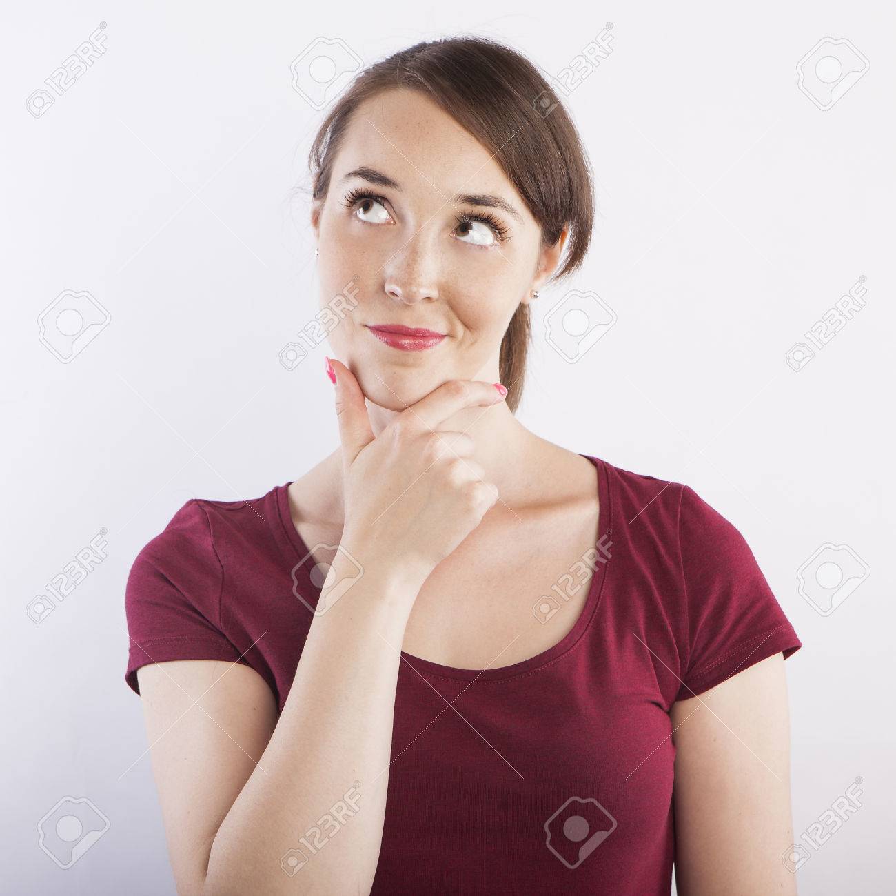 Хитрая девушка. Девушка показывает на нос. Палец к лицу. Палец к лицу. Девушка с пальцем у губ.