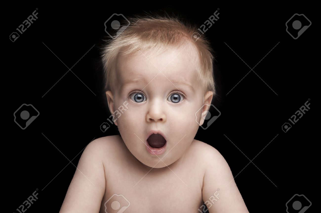Portrait Bebe Nouveau Ne Avec Drole D Expression Du Visage Choque Banque D Images Et Photos Libres De Droits Image