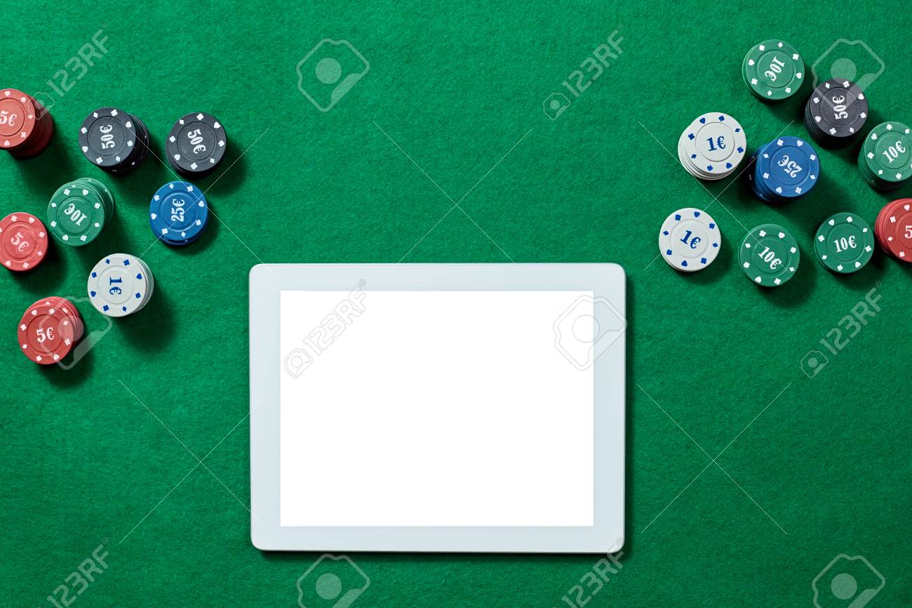온라인 포커 게임 디지털 태블릿 및 칩, 스택의 스택. 온라인 도박, 포커, 가상 카지노에 대 한 개념입니다. 로열티 무료 사진,  그림, 이미지 그리고 스톡포토그래피. Image 54441110