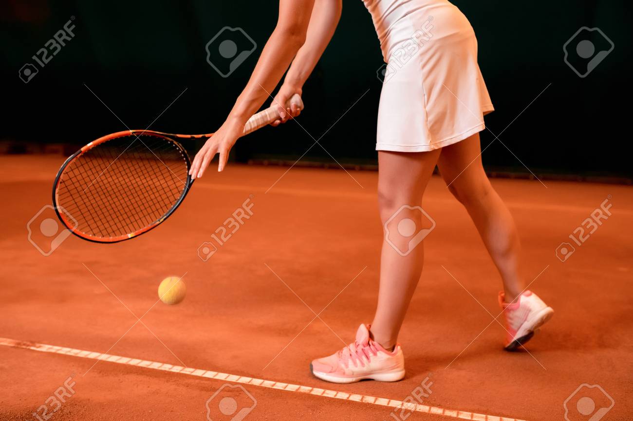 テニスコートで女子テニス選手の足 の写真素材 画像素材 Image