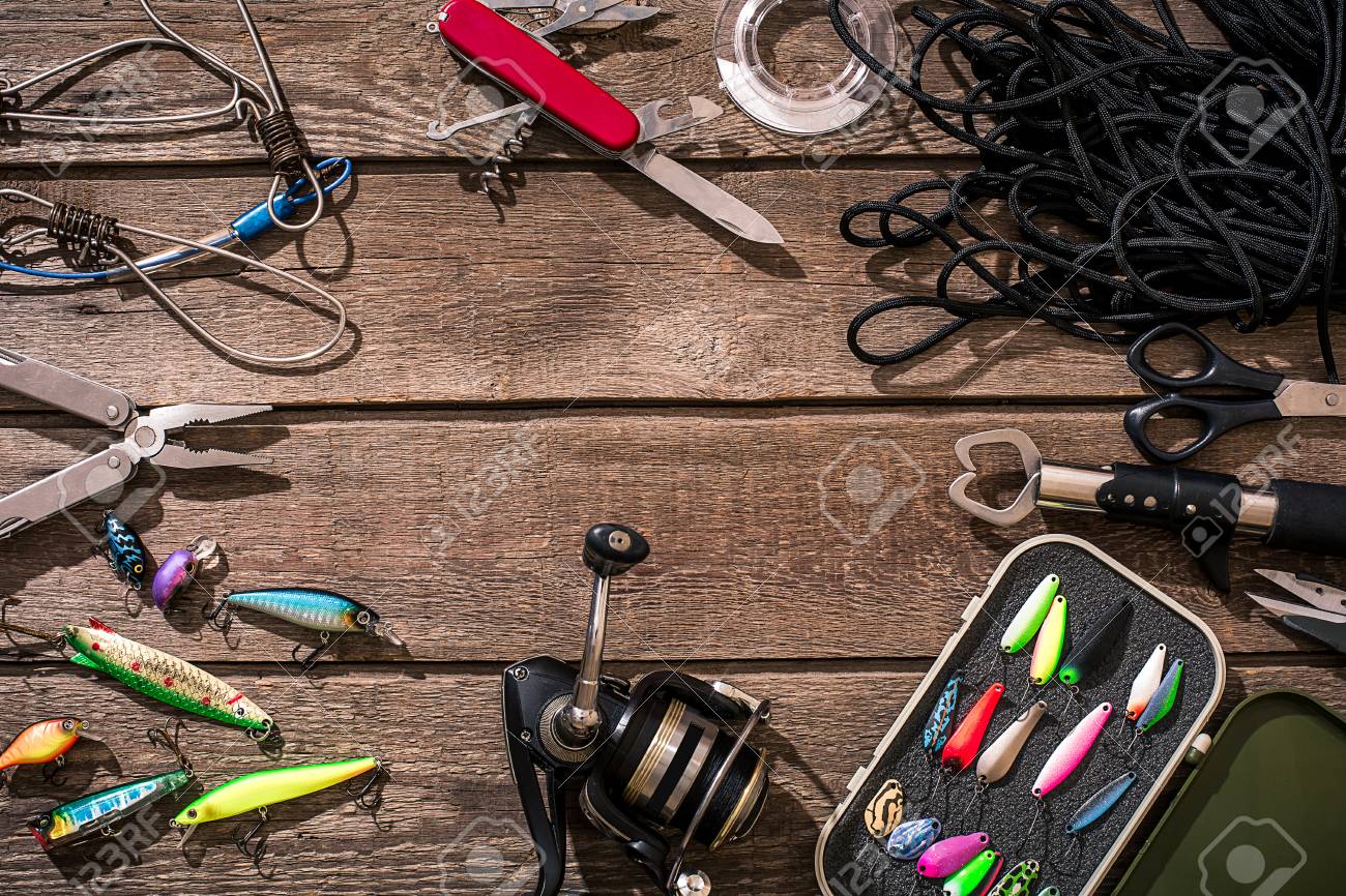 釣具 釣り投げ釣り 釣り糸をフックし 木製の背景にルアーします 平面図です 領域をコピーします 静物フラット レイアウト の写真素材 画像素材 Image