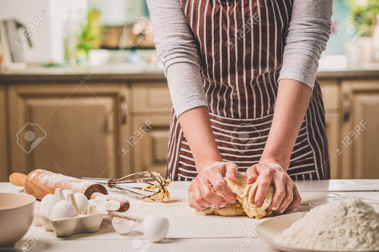 Manos De Mujer Amasando La Masa En La Mesa De La Cocina. Una Mujer ... Manos De Mujer Amasando La Masa En La Mesa De La Cocina. Una Mujer ...