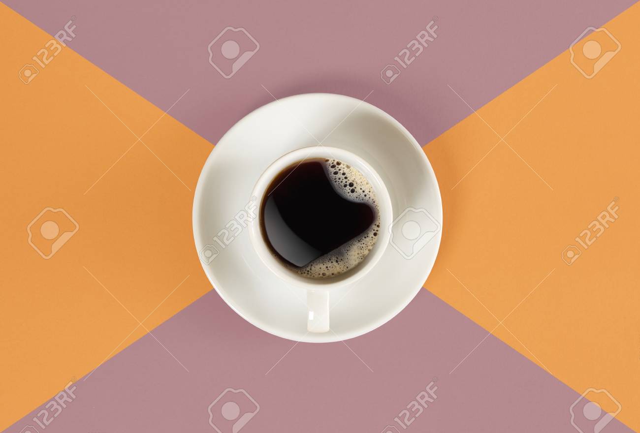 オレンジと赤の背景に黒のコーヒー カップ 上からの眺め の写真素材 画像素材 Image
