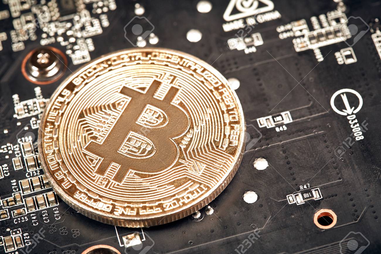 비트 코인. 새로운 가상 돈. 비트 코인은 비디오 카드, 채굴의 개념에 있습니다. 로열티 무료 사진, 그림, 이미지 그리고  스톡포토그래피. Image 93010334