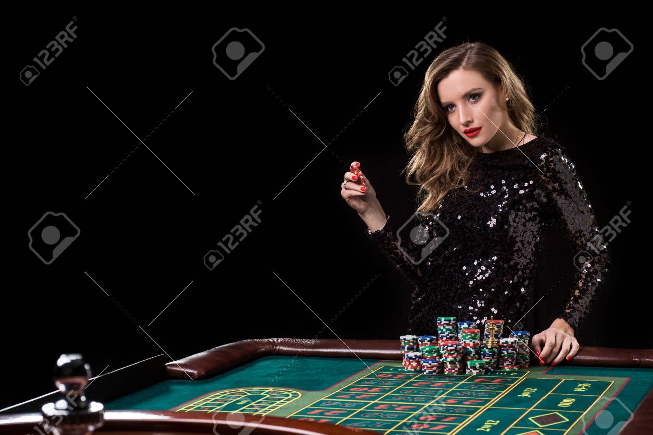 カジノで遊ぶ女性女性はルーレットを演奏チップの山を賭けますの写真素材・画像素材 Image 94134820