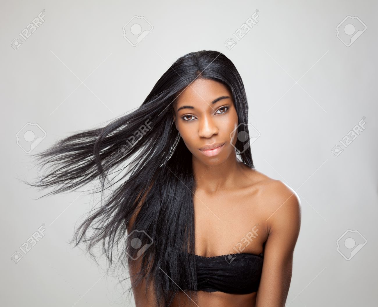 長いストレートの髪を持つ美しい若い黒人女性 の写真素材 画像素材 Image