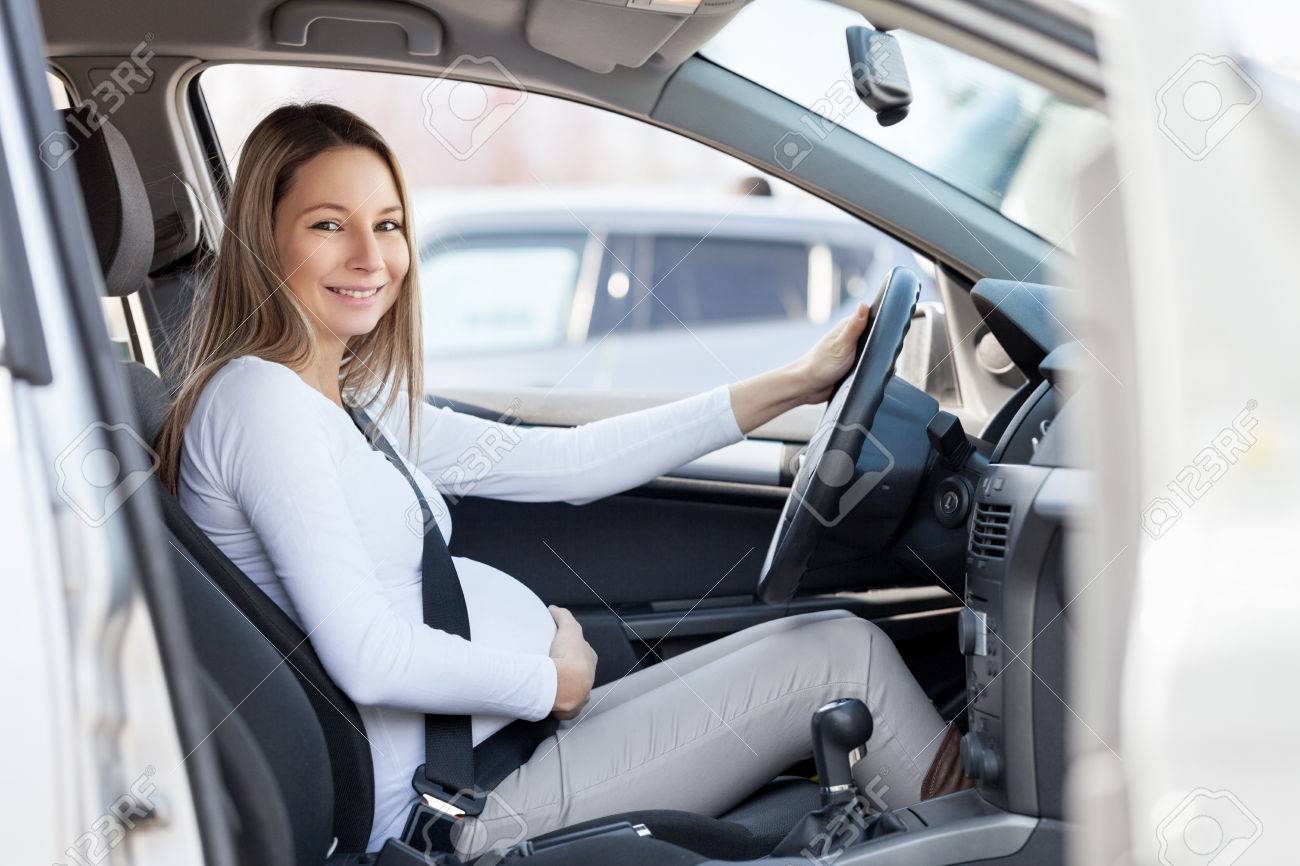 妊娠中の女性彼女の車を運転席ベルトを着用 の写真素材 画像素材 Image