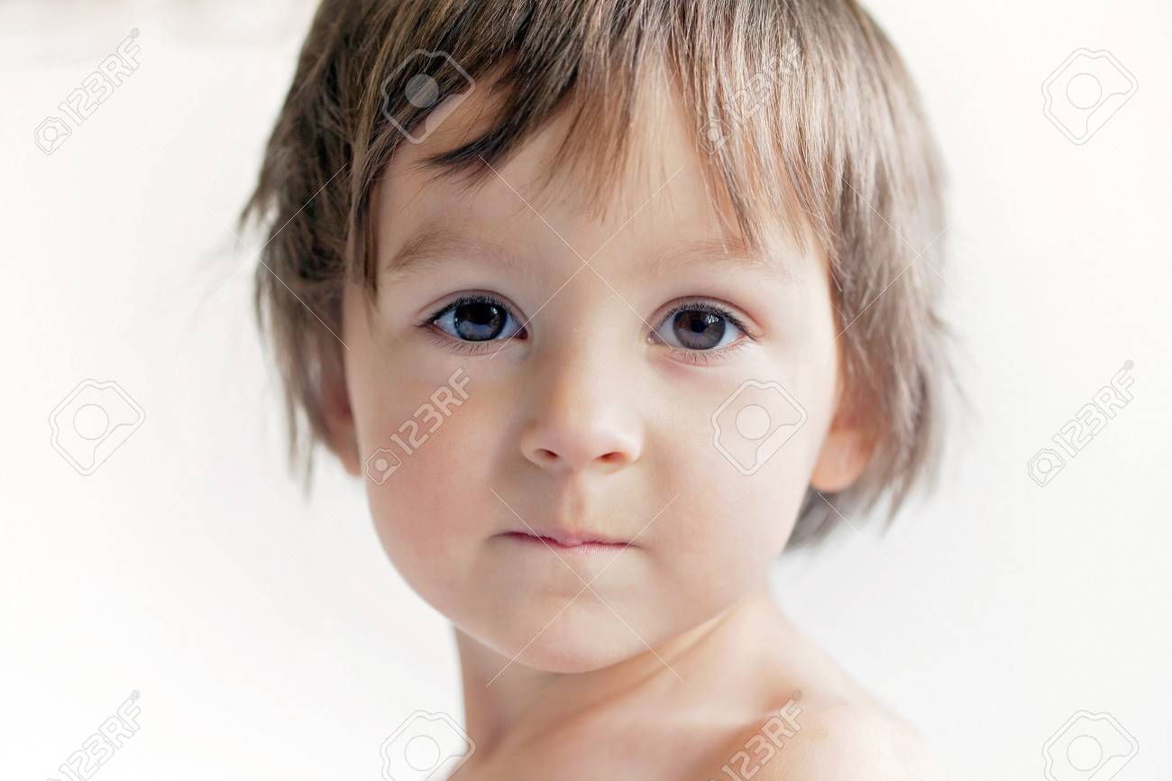 愛らしいかわいい男の子の明るい肖像画 ロイヤリティーフリーフォト