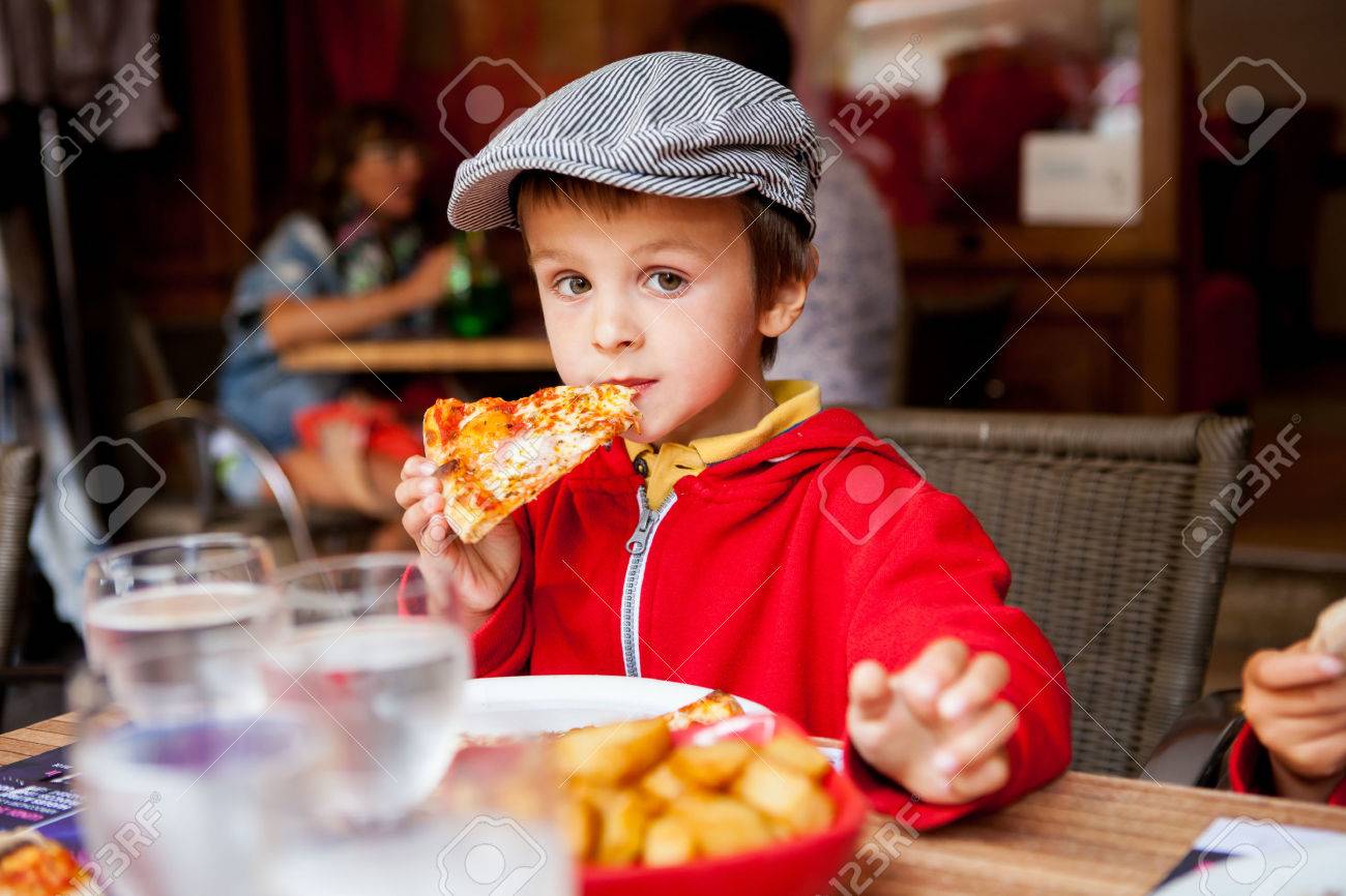 甘いかわいい子 少年 でピザを食べるレストラン 夏 の写真素材 画像素材 Image