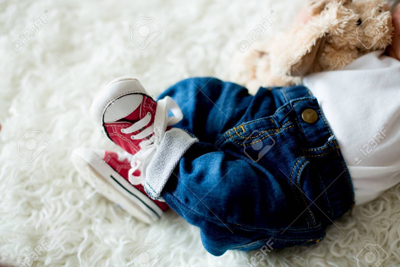 Des Baskets Rouges A La Mode Sur Les Petits Pieds Des Bebes Nouveau Nes Les Bebes Portant Des Jeans Et Des Baskets Banque D Images Et Photos Libres De Droits Image