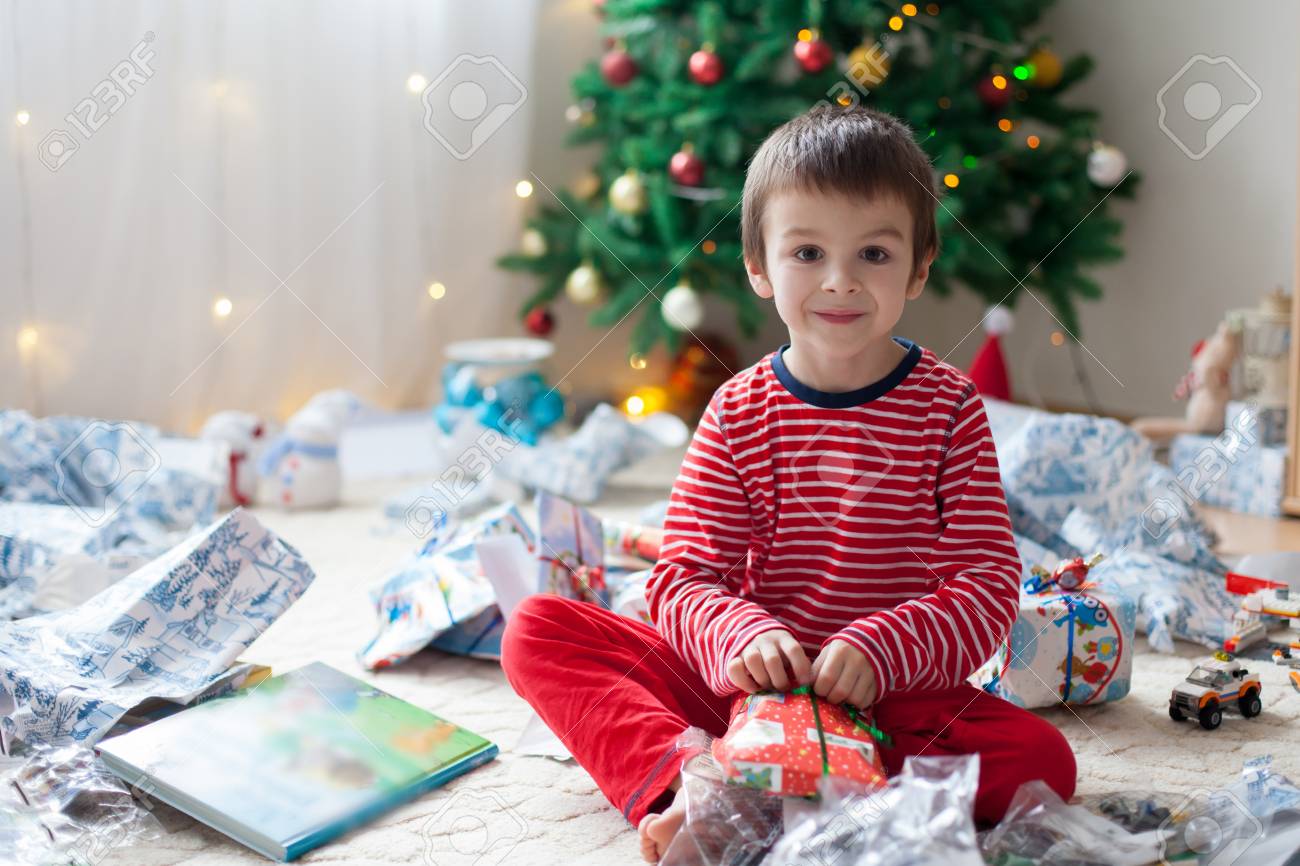 二人の甘い子供 少年兄弟は クリスマスの日にプレゼントを開き まだパジャマで 子供の幸せ の写真素材 画像素材 Image 6110 二人の甘い子供 少年兄弟は クリスマスの日にプレゼントを開き まだパジャマで 子供の幸せ の写真素材 画像素材 Image 6110