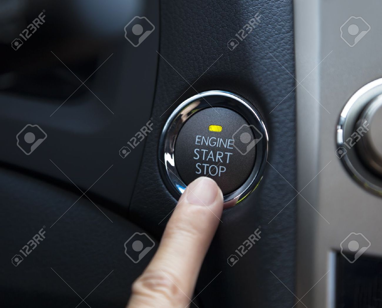 車のエンジン スタート ストップ ボタンを押す指 の写真素材 画像素材 Image