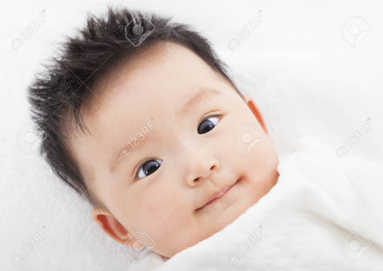 Un Petit Bebe Mignon Et Souriant Est A La Recherche Dans L Appareil Photo Banque D Images Et Photos Libres De Droits Image