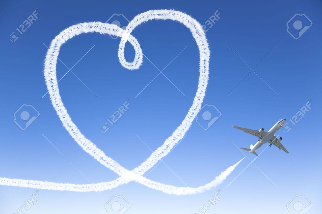 空のハートの形で飛ぶ飛行機 の写真素材 画像素材 Image 空のハートの形で飛ぶ飛行機 の写真素材 画像素材 Image