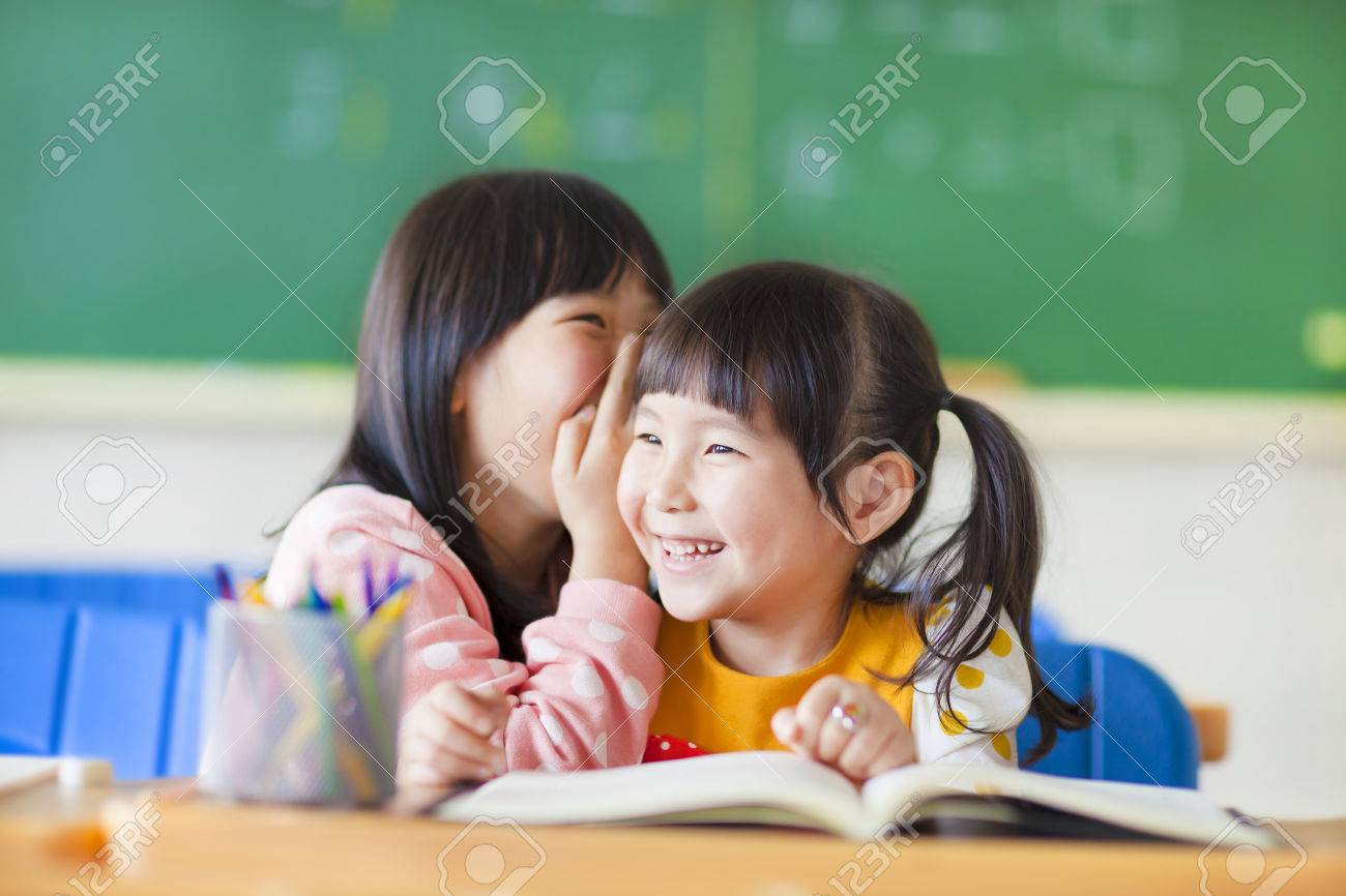 妹に耳打ちするかわいい女の子 の写真素材 画像素材 Image 妹に耳打ちするかわいい女の子 の写真素材 画像素材 Image