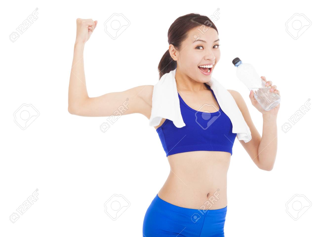 アジアの女性は 水を飲むと筋肉ポーズ の写真素材 画像素材 Image アジアの女性は 水を飲むと筋肉ポーズ の写真素材 画像素材 Image