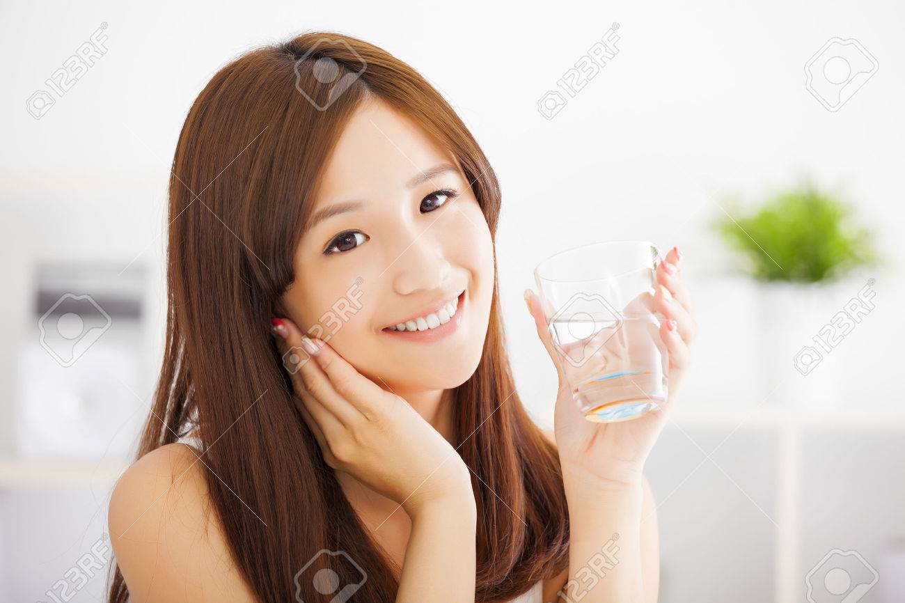 きれいな水を持つ若い魅力的な女性 の写真素材 画像素材 Image きれいな水を持つ若い魅力的な女性 の写真素材 画像素材 Image