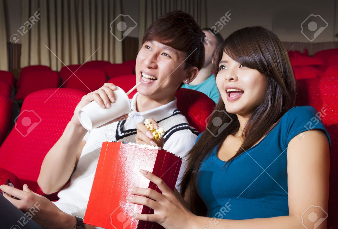 映画館で映画を見て若いカップル の写真素材 画像素材 Image 映画館で映画を見て若いカップル の写真素材 画像素材 Image