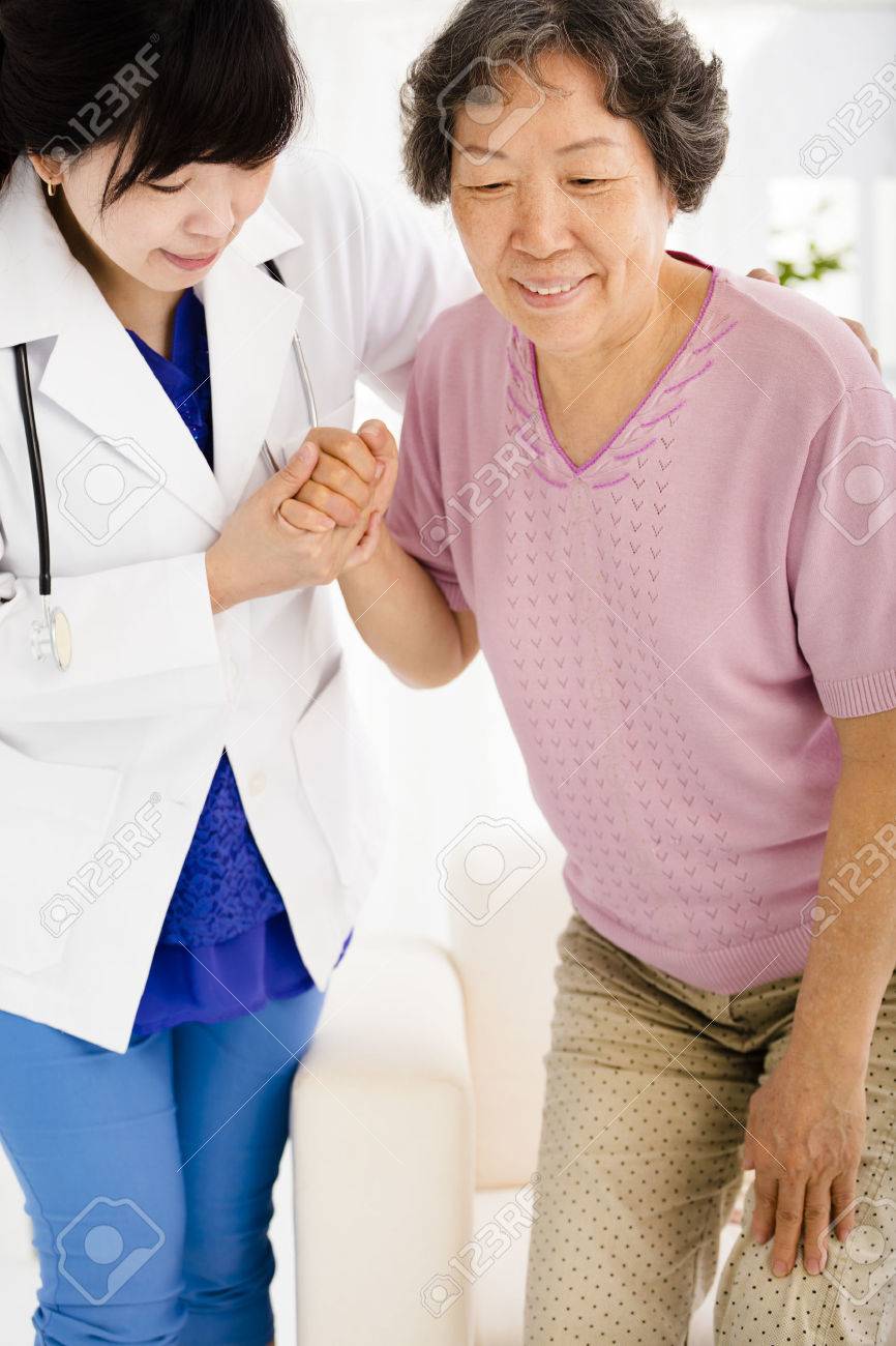 Krankenschwester In Der Krankenpflege Zu Hause Helfen Altere Frau