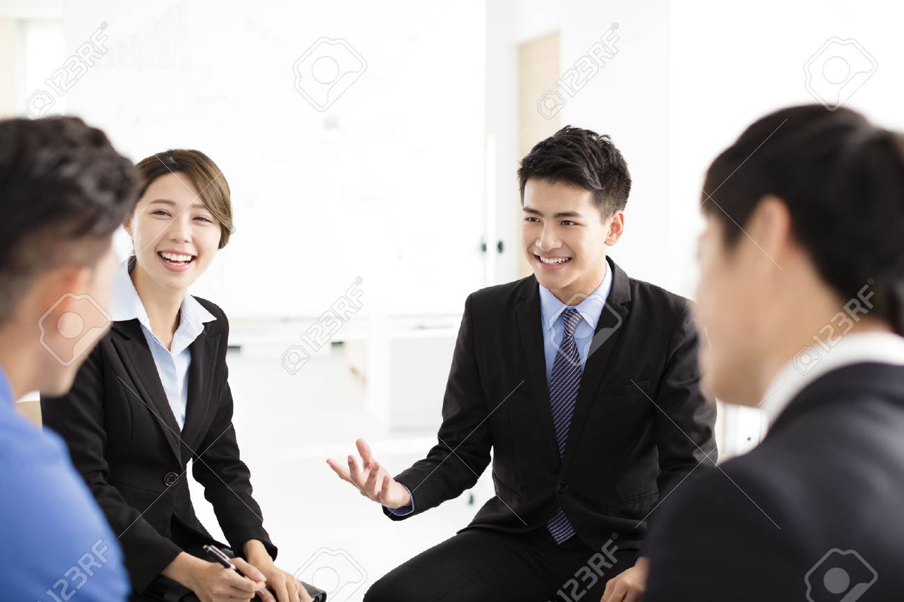 オフィスでビジネスの人々 企業交流会 の写真素材 画像素材 Image