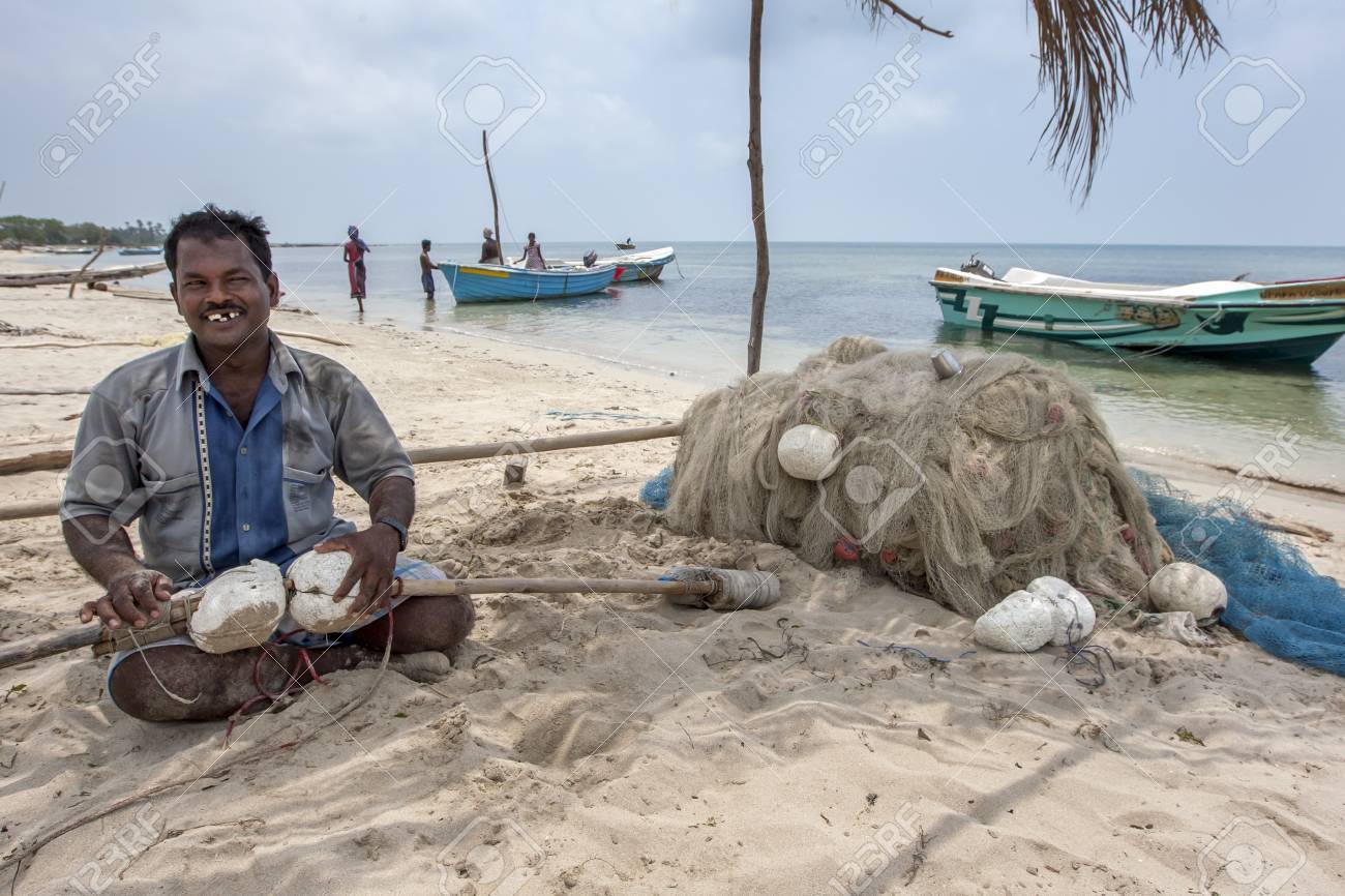 Un Pêcheur Tend Ses Filets Sur La Plage De La Côte Ouest De Lîle De Delft Dans La Région De Jaffna Au Sri Lanka