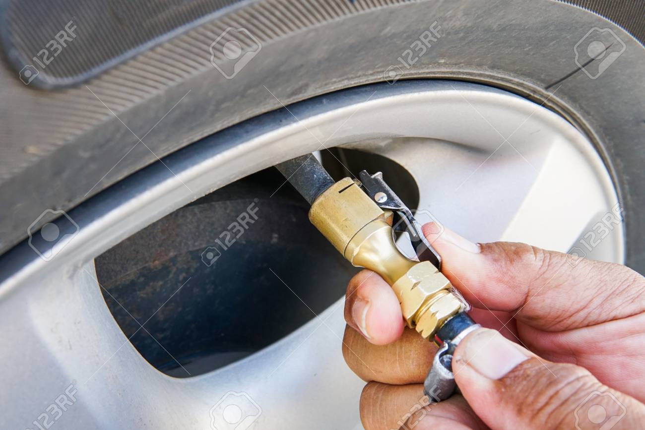 タイヤの空気圧をチェックします 車のタイヤに空気を充填ポンプの空気 の写真素材 画像素材 Image